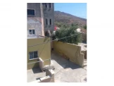 بيت ثلاث طوابق