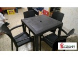 طاولة مع اربع كراسي بلاستك