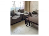 طقم كنب مع طاولة وسط و 4 طربيزات بحالة شبه جديدة - 2