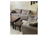طقم كنب مع طاولة وسط و 4 طربيزات بحالة شبه جديدة - 3