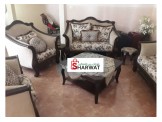 طقم كنب صالون سبع مقاعد شبه جديد مع طاولة وسط