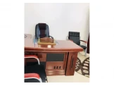 مكتب مع كراسي
