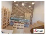 عدة محل شبه جديدة للبيع - رفوف خشب - ثلاجات - 3