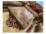 طاولة مع سكملات رخام